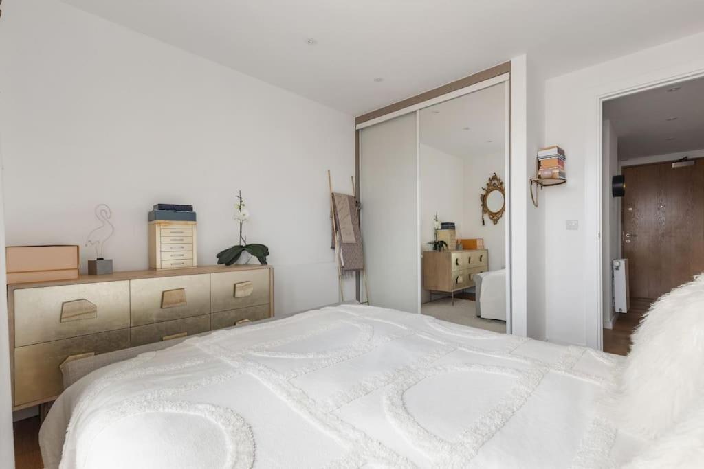 Modern New 1-Bedroom Home Stunning Views London Exterior photo