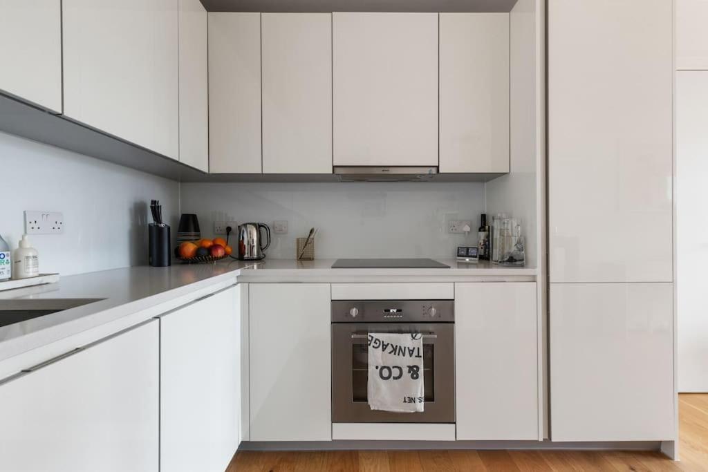 Modern New 1-Bedroom Home Stunning Views London Exterior photo